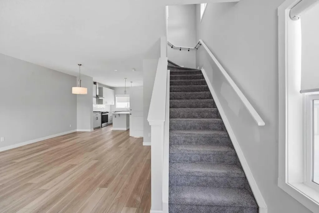 125 Edith Gate NW Calgary AB T3R 1Z2