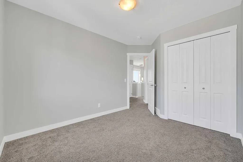 125 Edith Gate NW Calgary AB T3R 1Z2