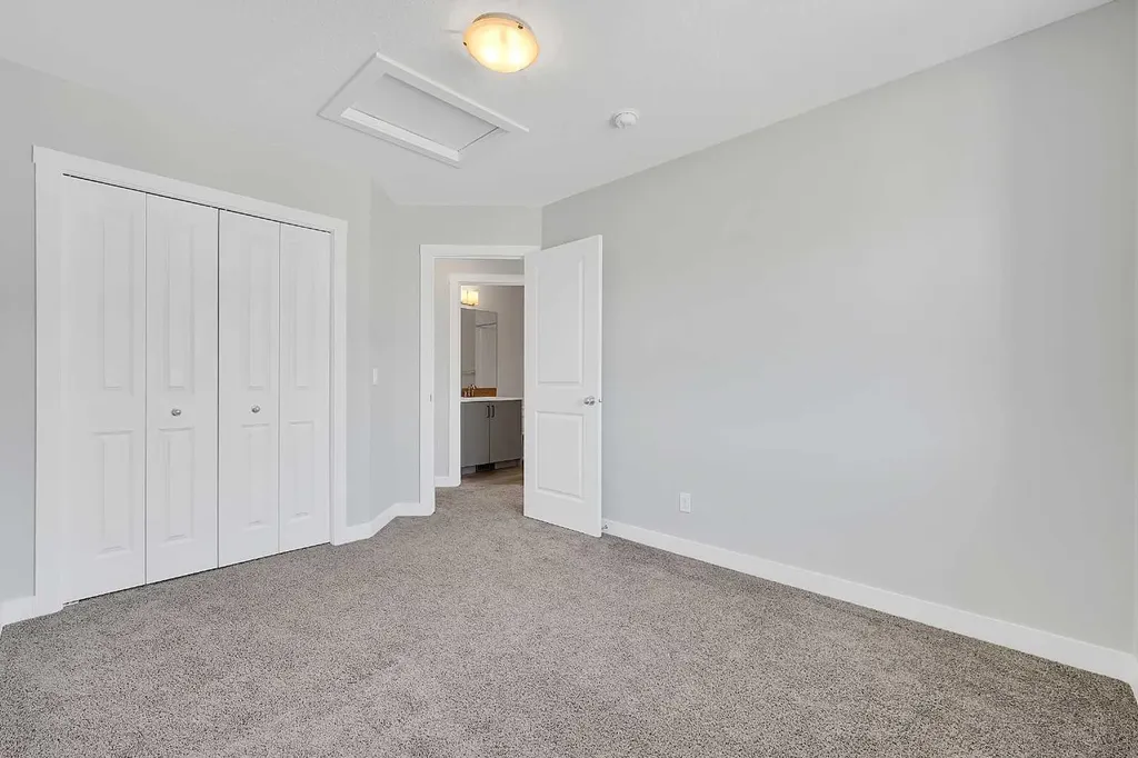 125 Edith Gate NW Calgary AB T3R 1Z2