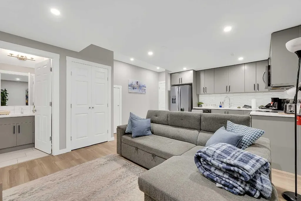 125 Edith Gate NW Calgary AB T3R 1Z2
