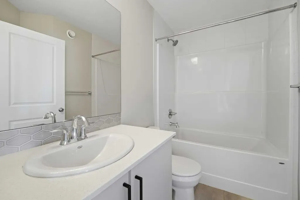 125 Edith Gate NW Calgary AB T3R 1Z2