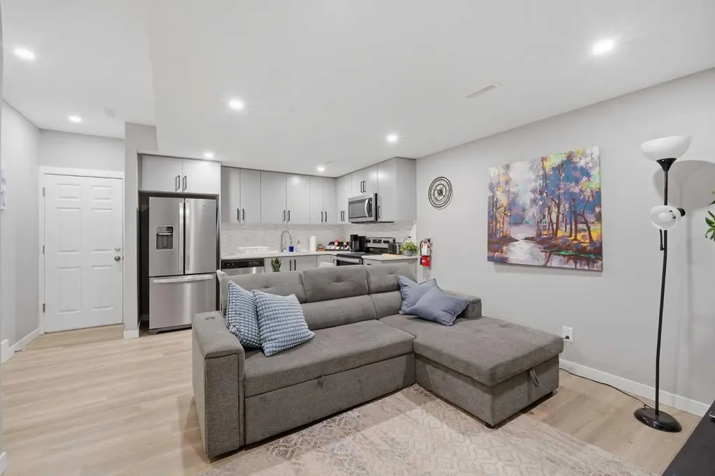 125 Edith Gate NW Calgary AB T3R 1Z2