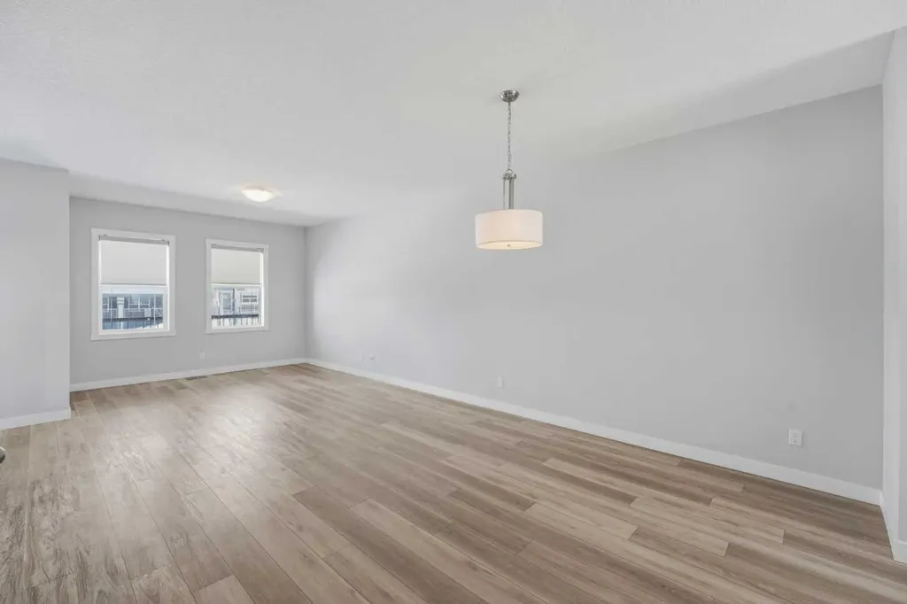 125 Edith Gate NW Calgary AB T3R 1Z2