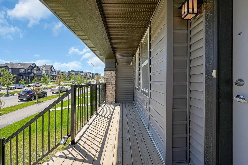 125 Edith Gate NW Calgary AB T3R 1Z2
