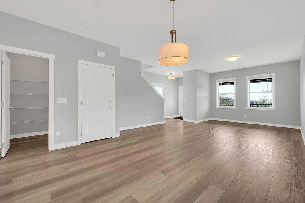 125 Edith Gate NW Calgary AB T3R 1Z2