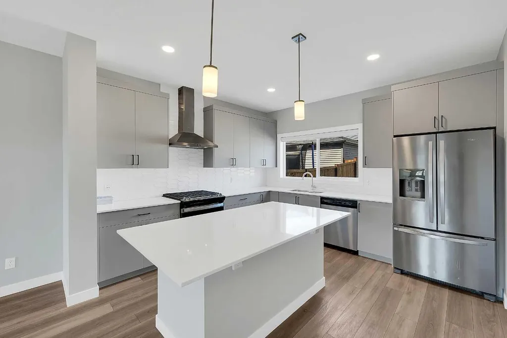 125 Edith Gate NW Calgary AB T3R 1Z2