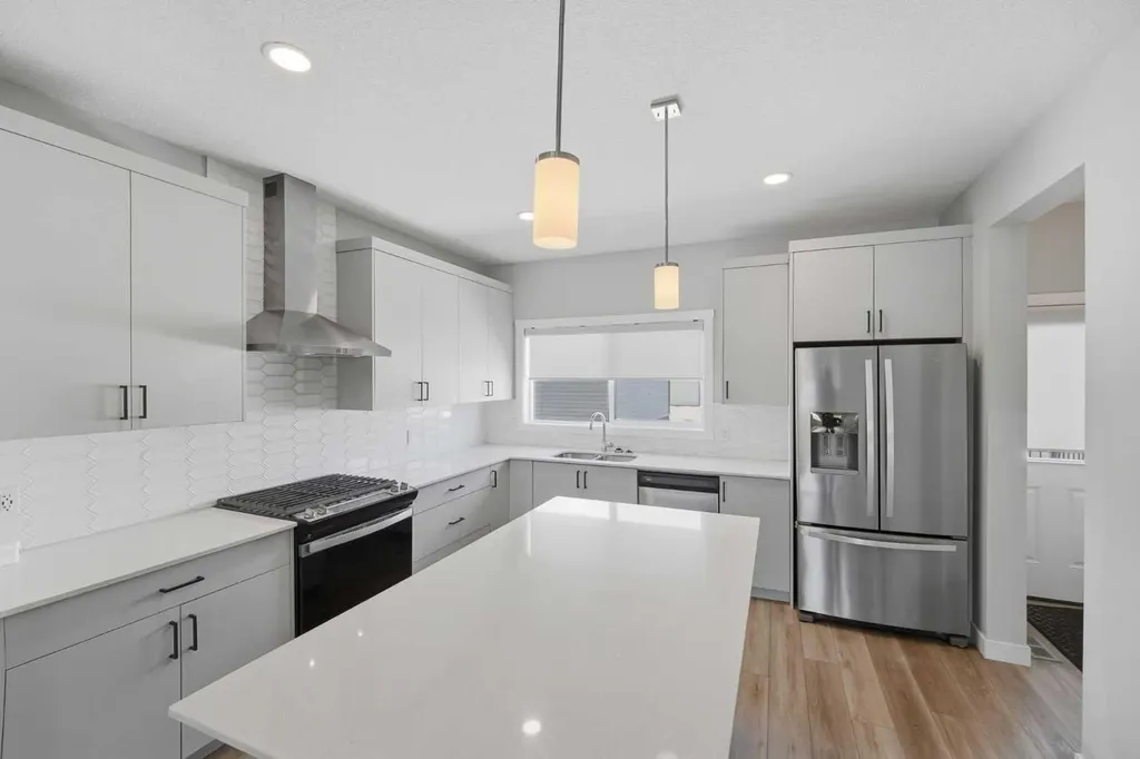 125 Edith Gate NW Calgary AB T3R 1Z2