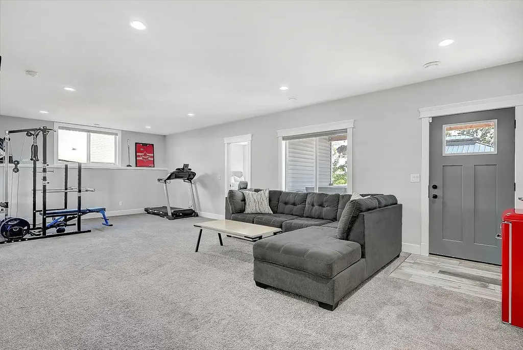 7033 85 Street Grande Prairie AB T8X 0J3