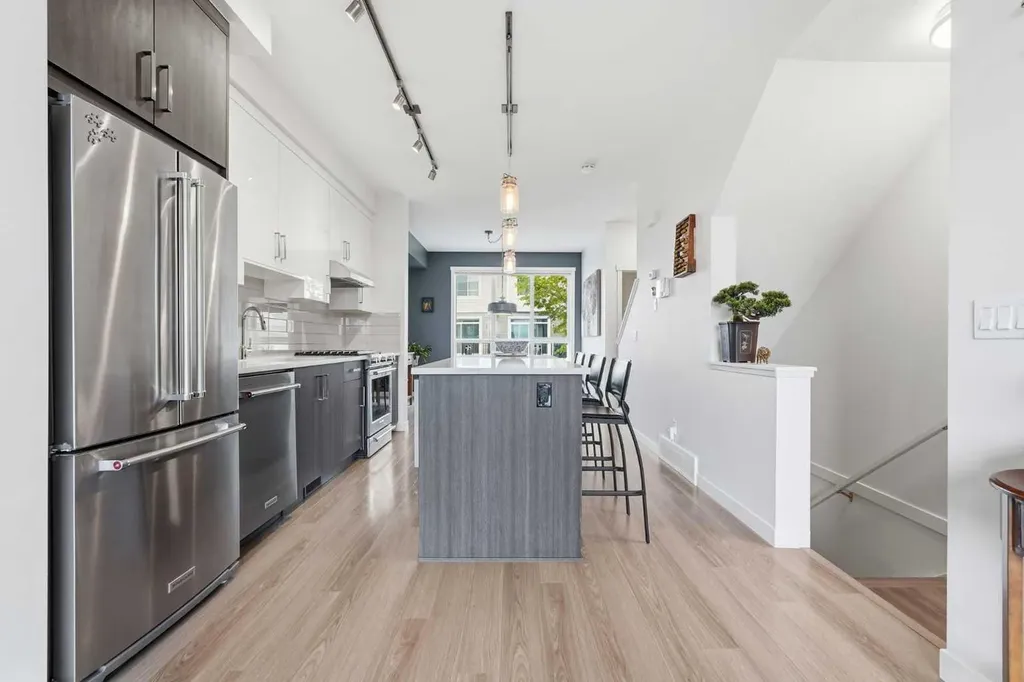 41 Sherwood Lane NW Calgary AB T3R 0V3