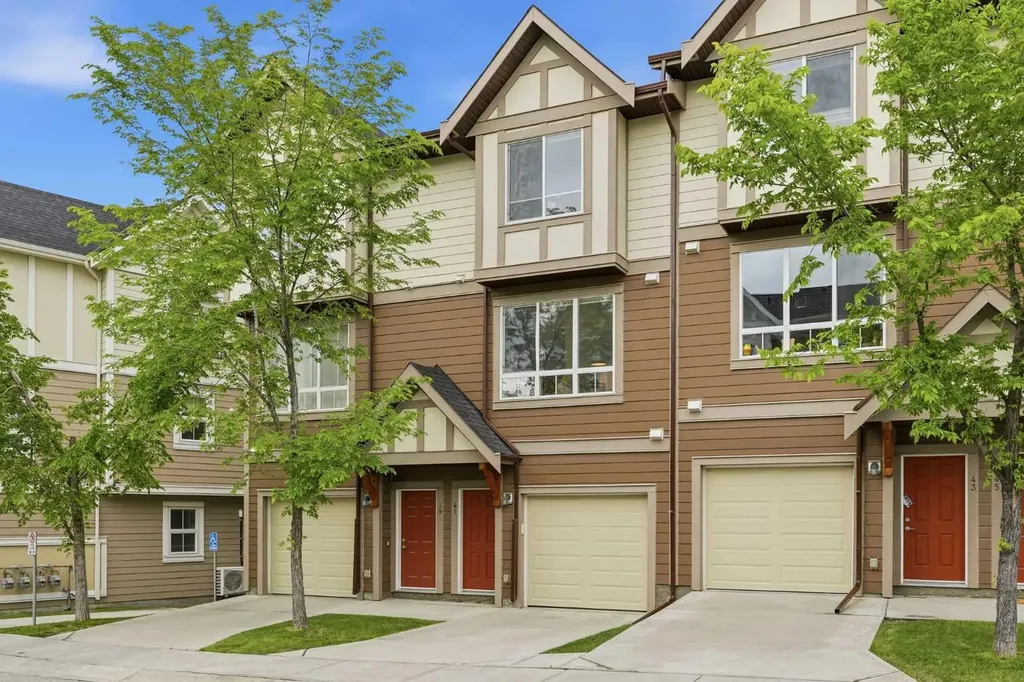 41 Sherwood Lane NW Calgary AB T3R 0V3