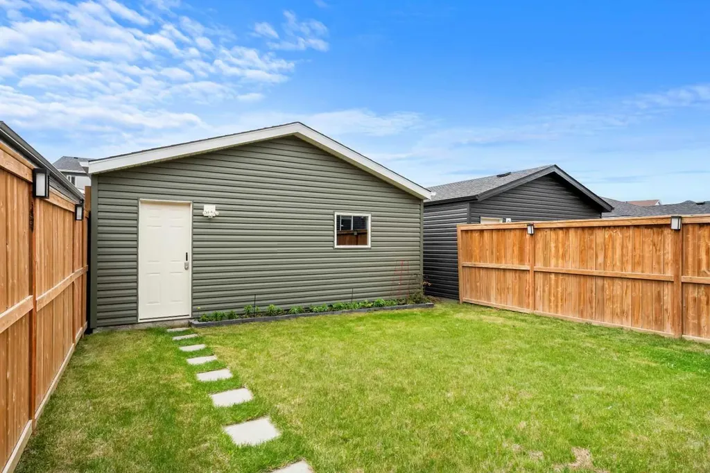147 Evanscrest Park NW Calgary AB T3P 1J3