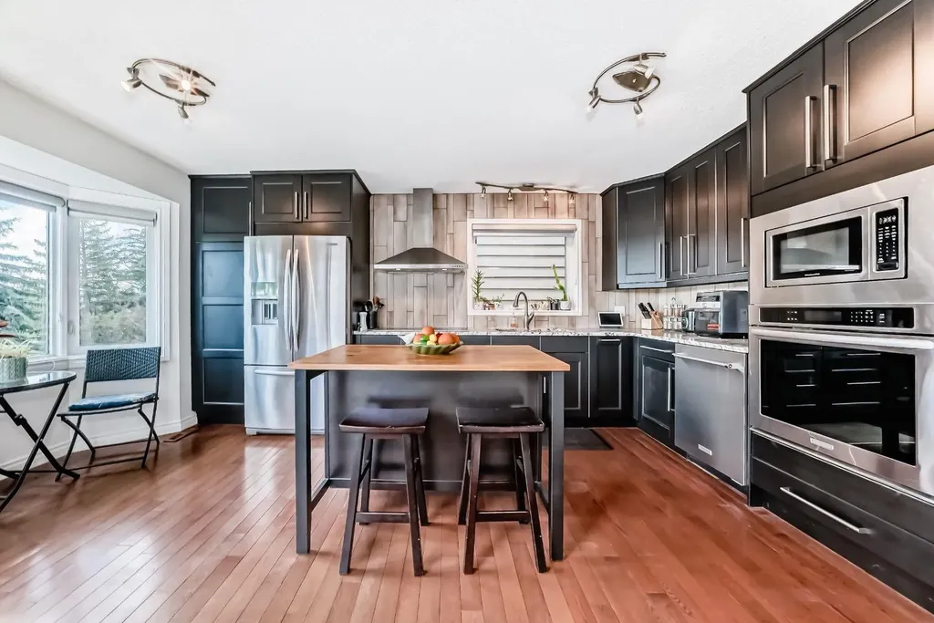 15 Hawkcliff Way NW Calgary AB T3G 2R8