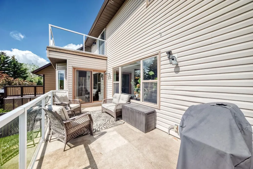 15 Hawkcliff Way NW Calgary AB T3G 2R8