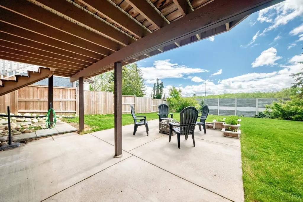 15 Hawkcliff Way NW Calgary AB T3G 2R8