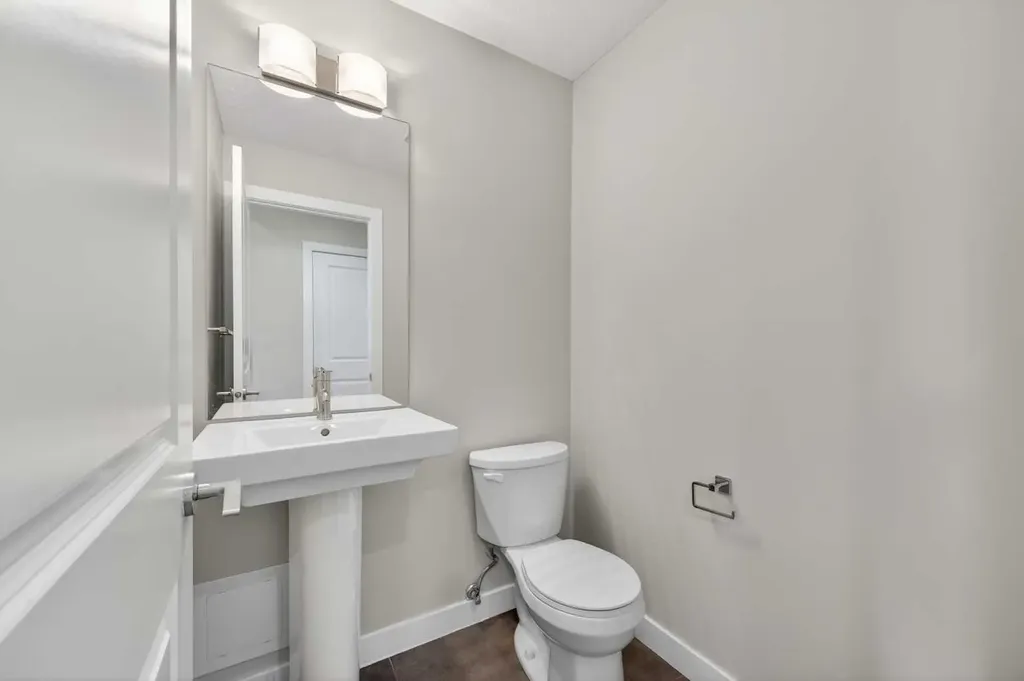 607 17 Avenue NW Calgary AB T2M 0N6