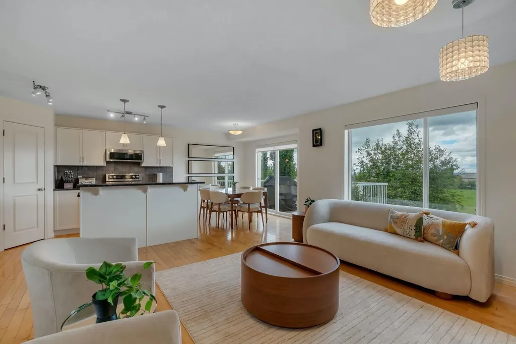 208 Royal Birch Circle NW Calgary AB T3G 5L4