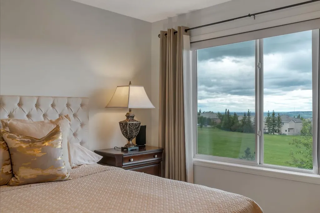 208 Royal Birch Circle NW Calgary AB T3G 5L4