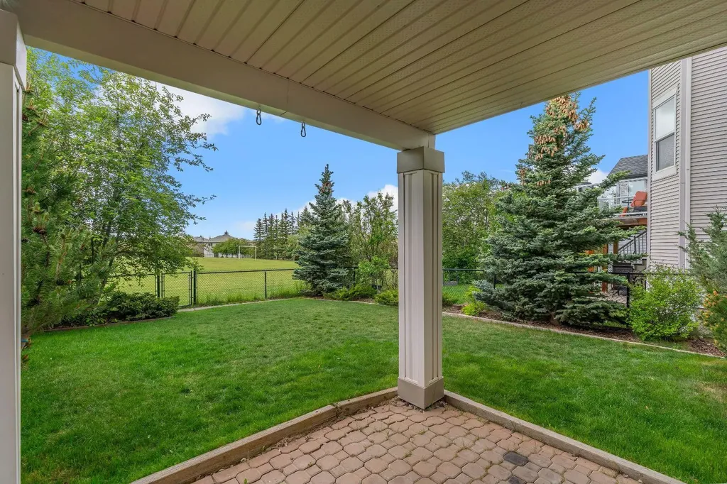 208 Royal Birch Circle NW Calgary AB T3G 5L4