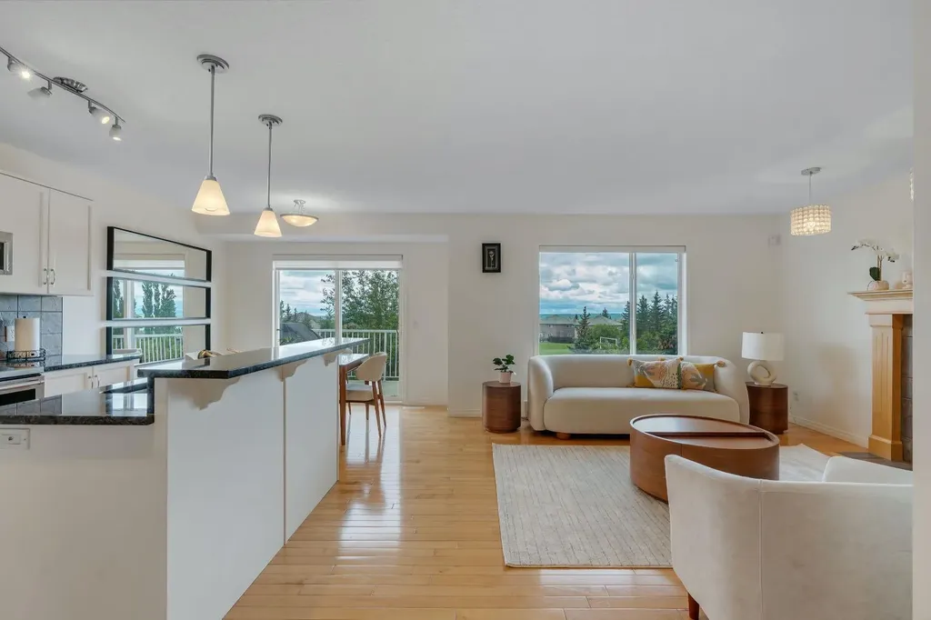 208 Royal Birch Circle NW Calgary AB T3G 5L4
