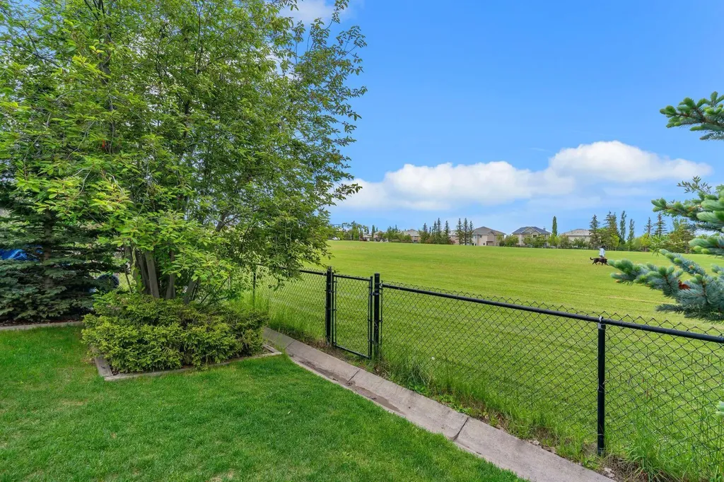208 Royal Birch Circle NW Calgary AB T3G 5L4