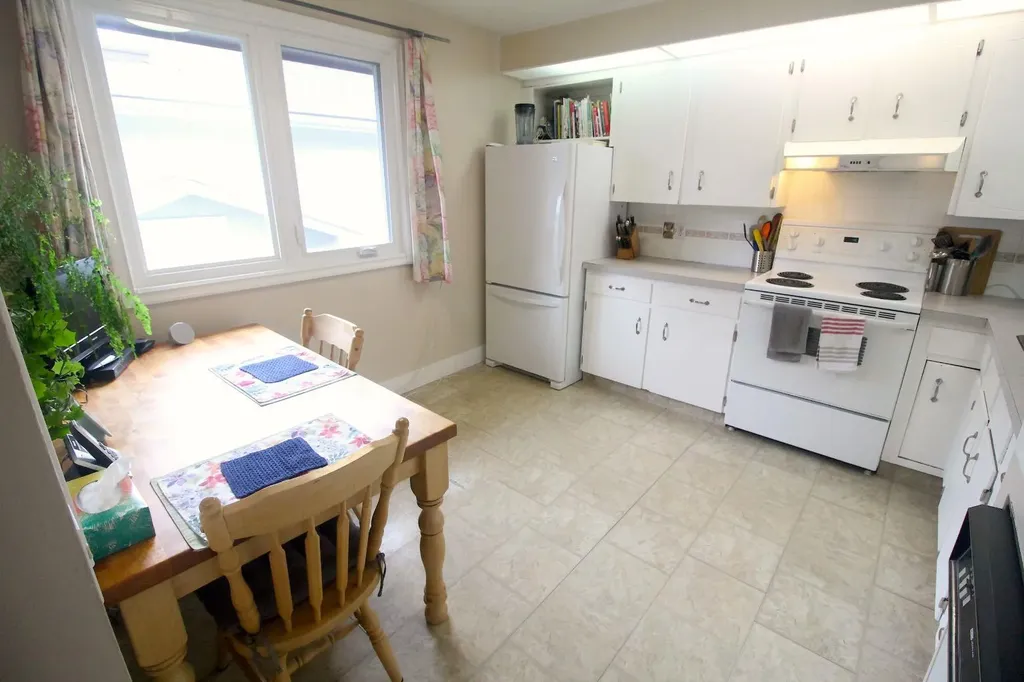 515 Blackthorn Road NE Calgary AB t2k4x8