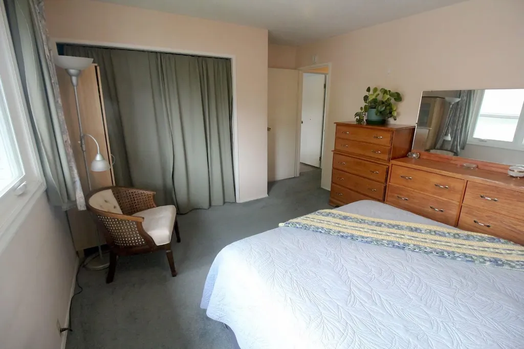 515 Blackthorn Road NE Calgary AB t2k4x8