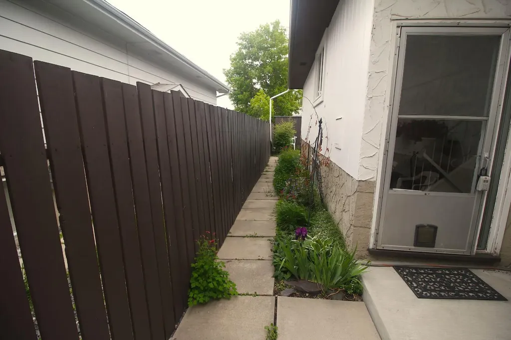 515 Blackthorn Road NE Calgary AB t2k4x8
