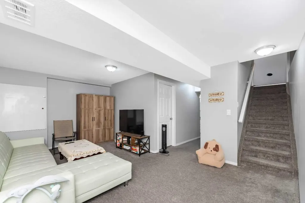 2 Saddlefield Crescent NE Calgary AB T3J 4Z6