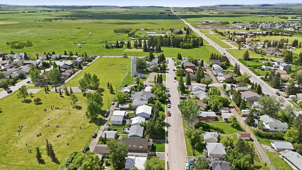 509 1 Street SE Diamond Valley AB T0L 0H0