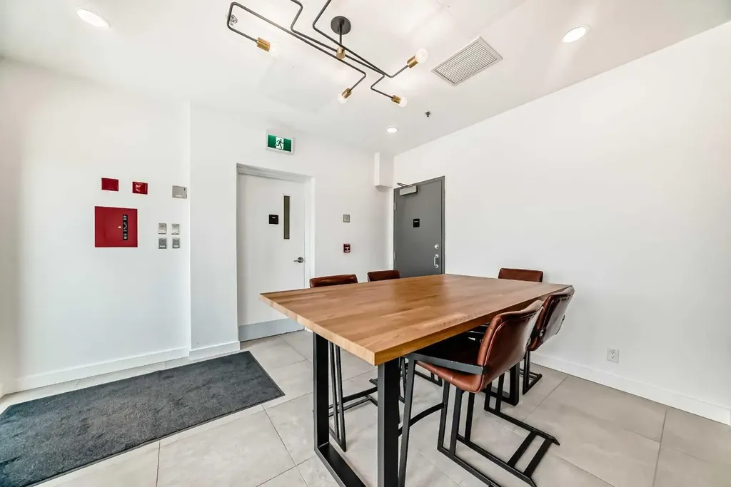 123 4 Street NE Calgary AB T2E 3S2