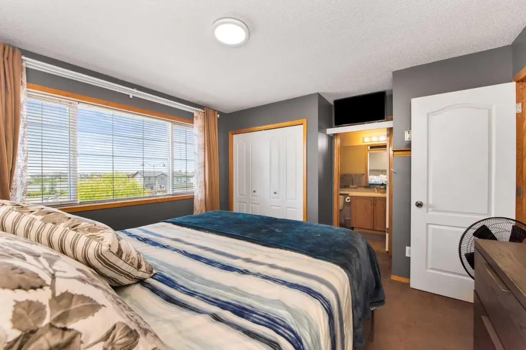 216 Taracove Road NE Calgary AB T3J 5A2