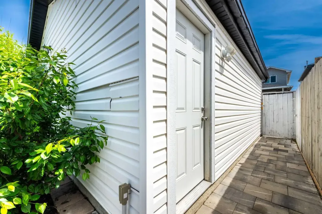 216 Taracove Road NE Calgary AB T3J 5A2