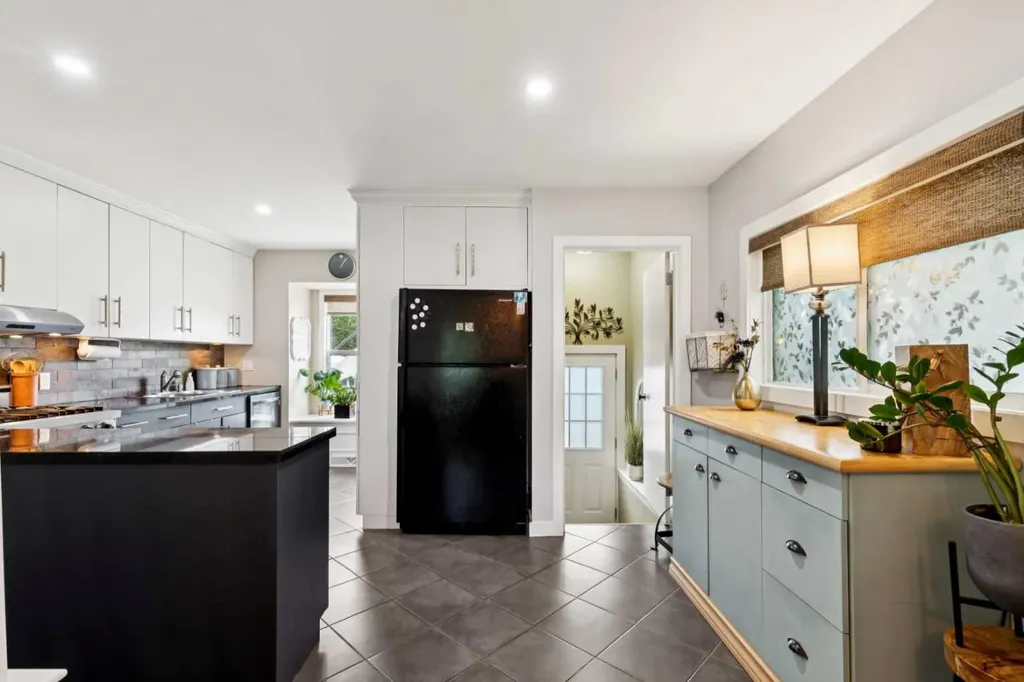 3016 29 Street SW Calgary AB T3E2L1