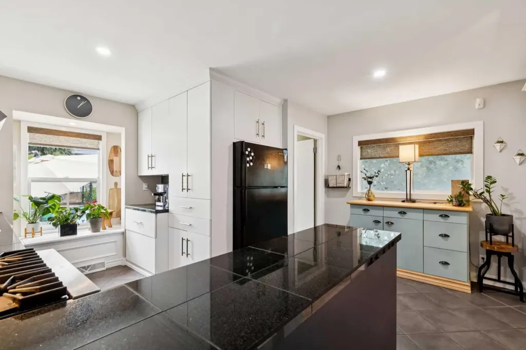 3016 29 Street SW Calgary AB T3E2L1