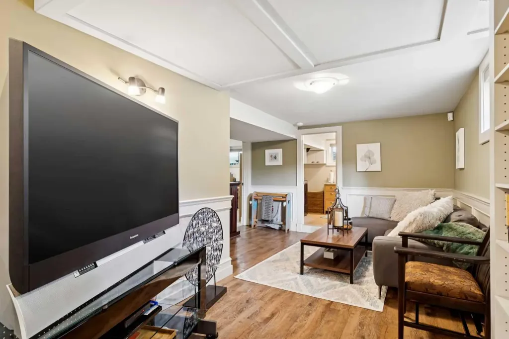 3016 29 Street SW Calgary AB T3E2L1