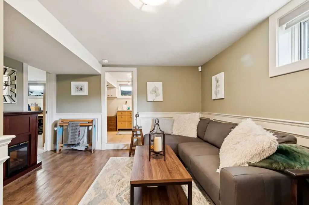 3016 29 Street SW Calgary AB T3E2L1