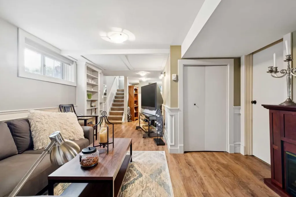 3016 29 Street SW Calgary AB T3E2L1