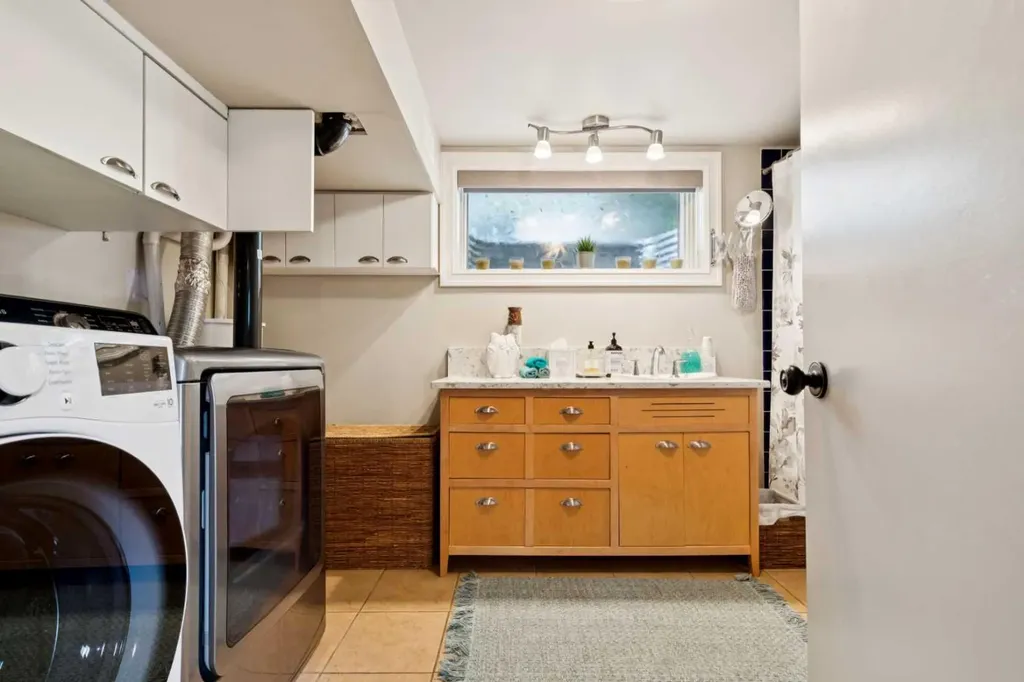 3016 29 Street SW Calgary AB T3E2L1
