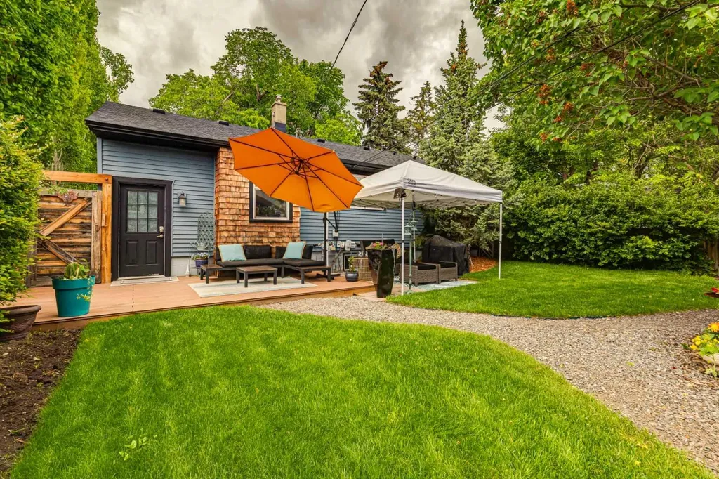 3016 29 Street SW Calgary AB T3E2L1