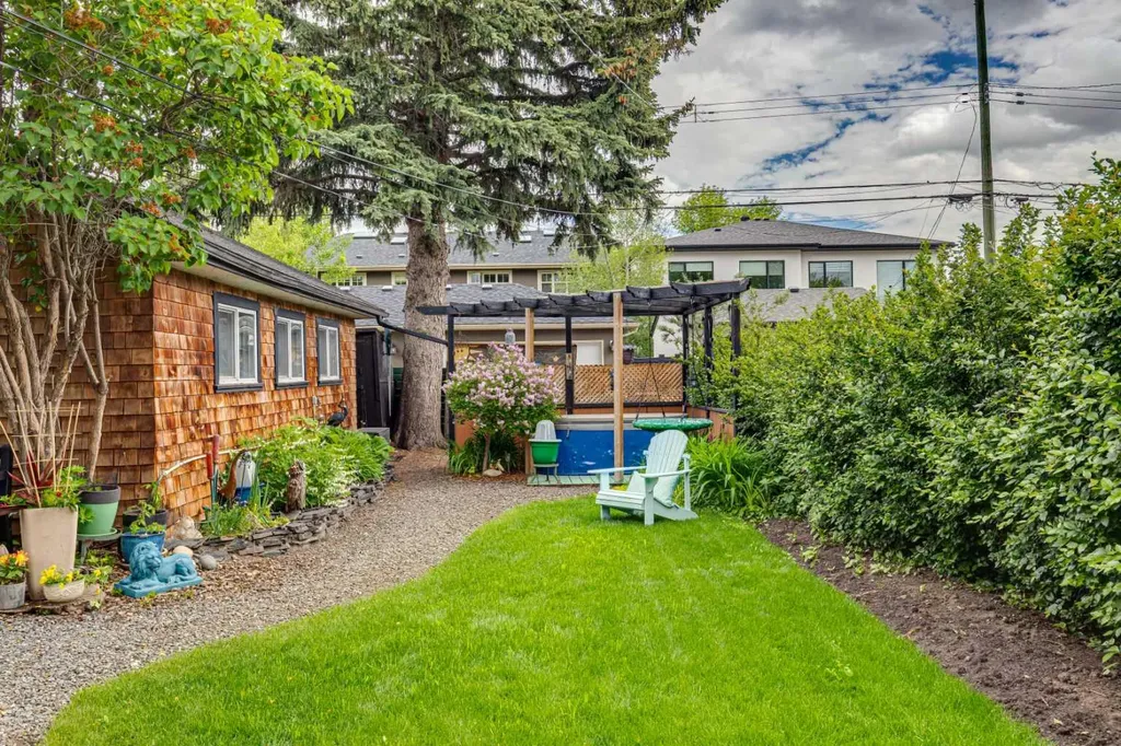 3016 29 Street SW Calgary AB T3E2L1