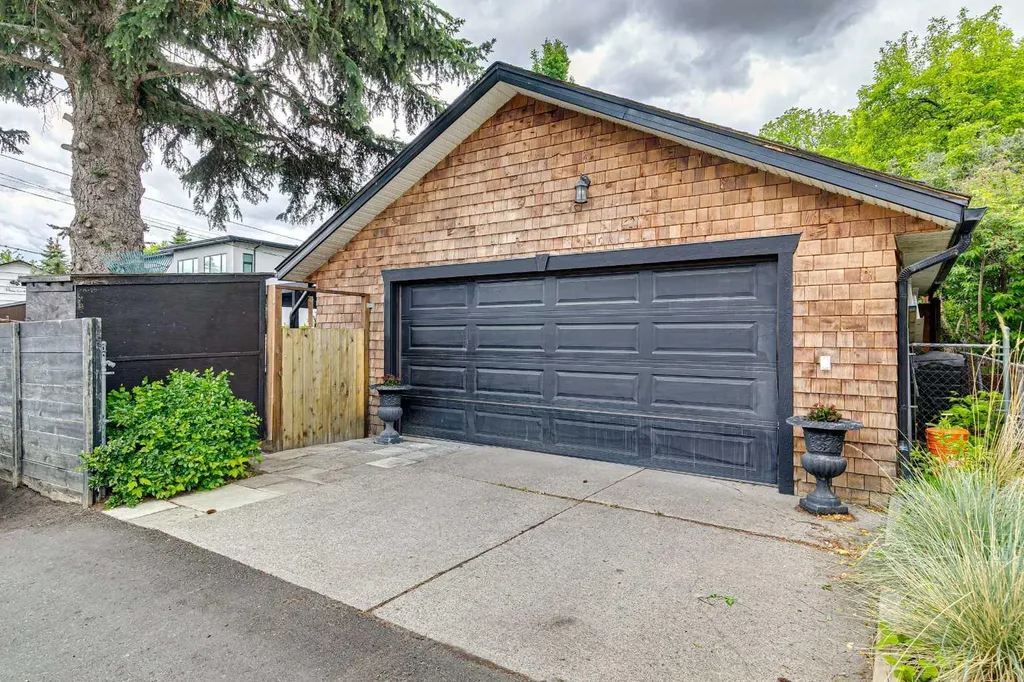 3016 29 Street SW Calgary AB T3E2L1