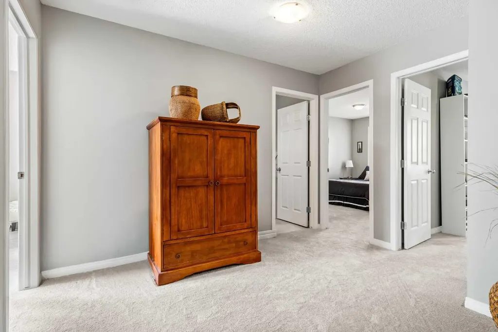 18 Hidden Creek Rise NW Calgary AB T3A 6L5