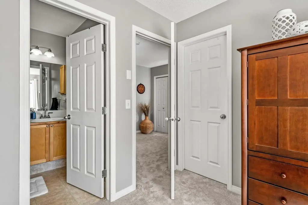 18 Hidden Creek Rise NW Calgary AB T3A 6L5