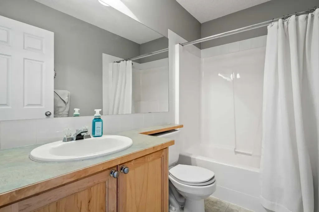 18 Hidden Creek Rise NW Calgary AB T3A 6L5