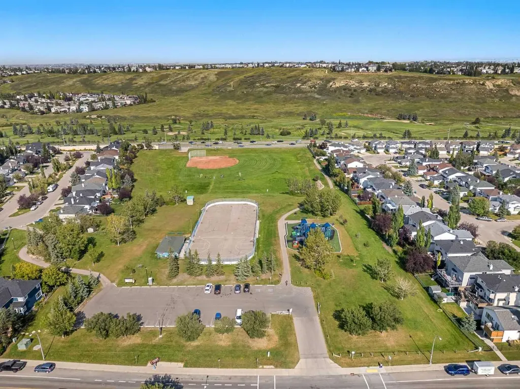 18 Hidden Creek Rise NW Calgary AB T3A 6L5