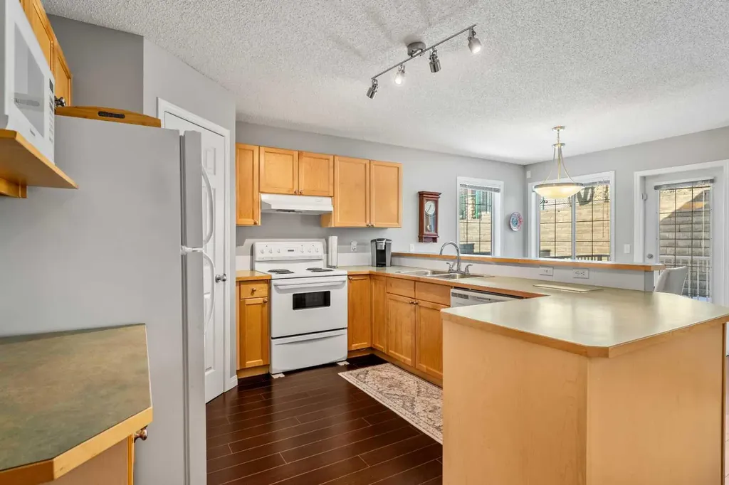 18 Hidden Creek Rise NW Calgary AB T3A 6L5