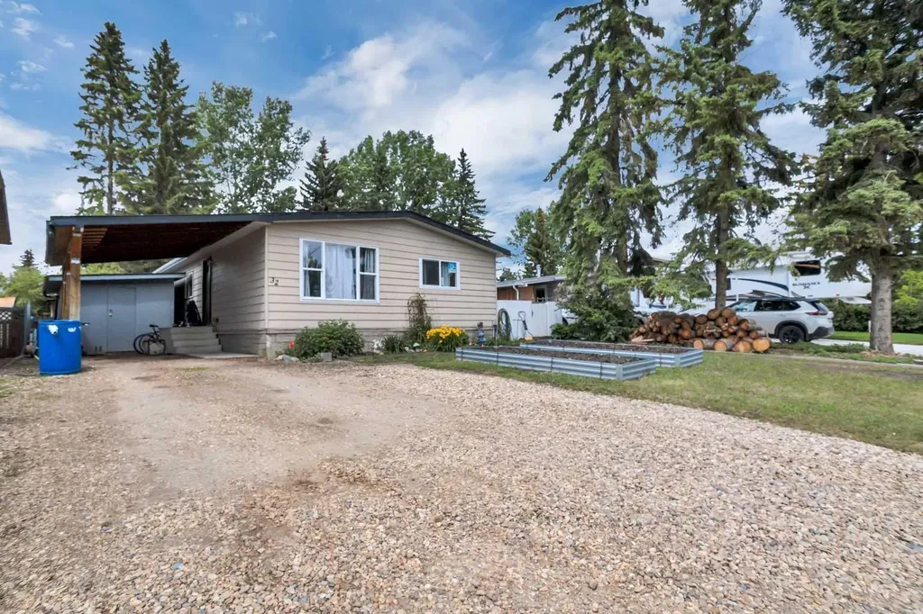 32 Sandstone Avenue Lacombe AB T4L 1P7