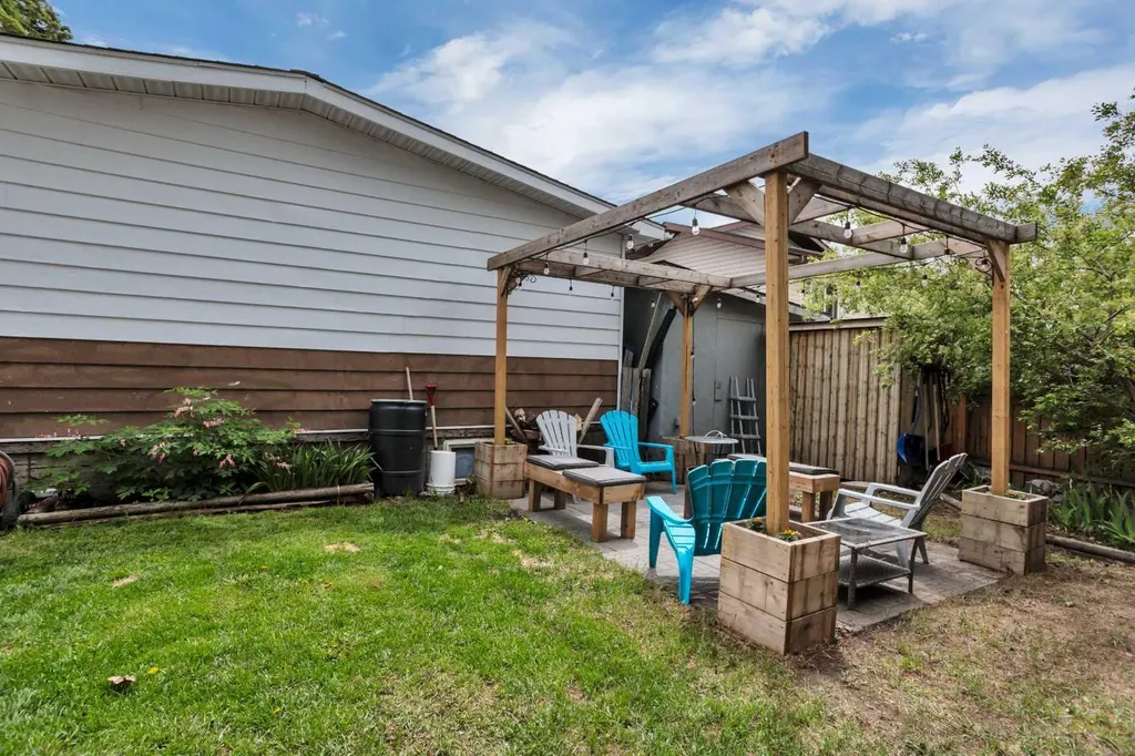 32 Sandstone Avenue Lacombe AB T4L 1P7