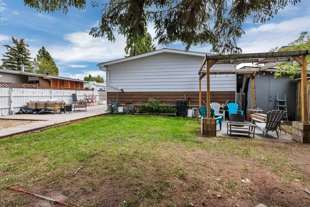 32 Sandstone Avenue Lacombe AB T4L 1P7