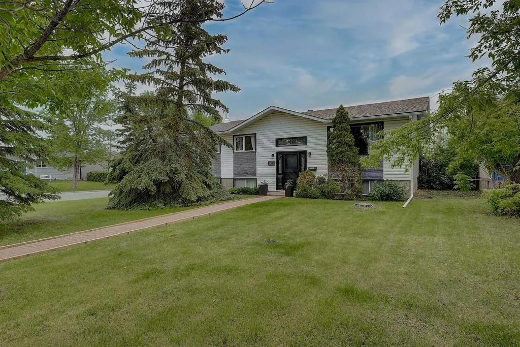 11219 92b Street Grande Prairie AB T8V 3G8